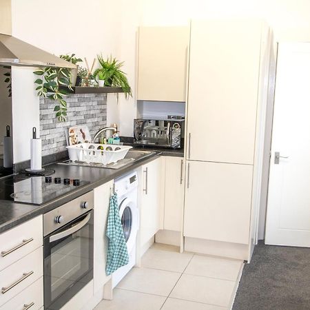 Cozy And Charming - 1 Bedroom Apartment - Free Parking, Transit Links, Close To Stadiums Manchester Bagian luar foto
